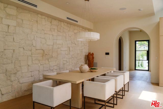 1605 S Point View Street, Los Angeles, CA 90035