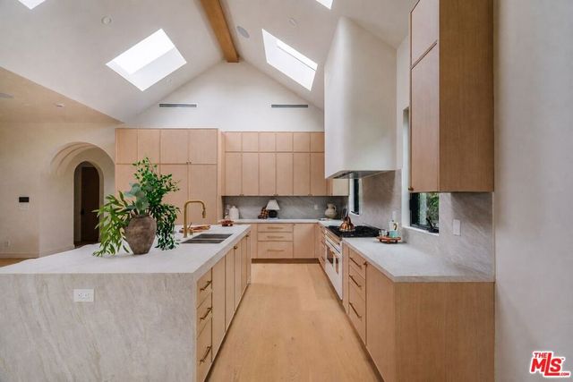 1605 S Point View Street, Los Angeles, CA 90035