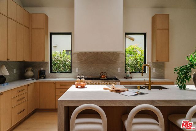 1605 S Point View Street, Los Angeles, CA 90035