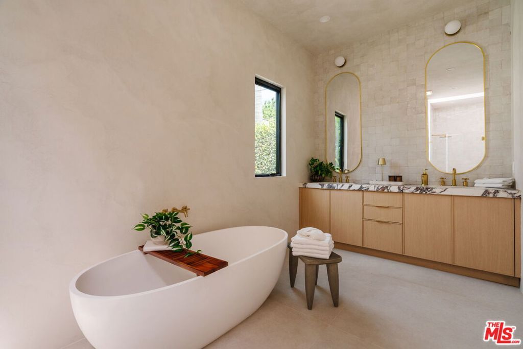 Image 21 of property listing at 1605 S Point View Street, Los Angeles, CA 90035