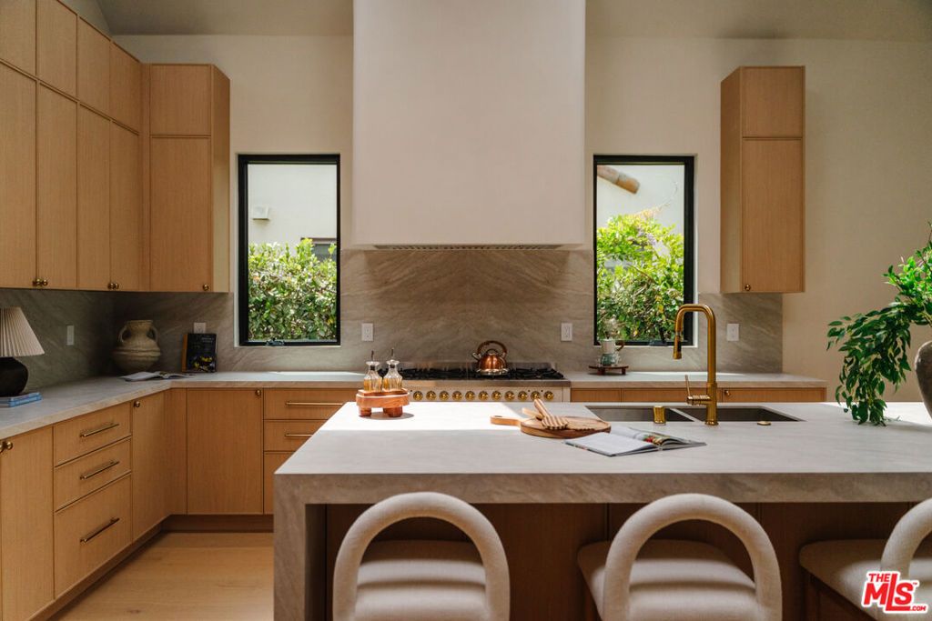 Image 7 of property listing at 1605 S Point View Street, Los Angeles, CA 90035