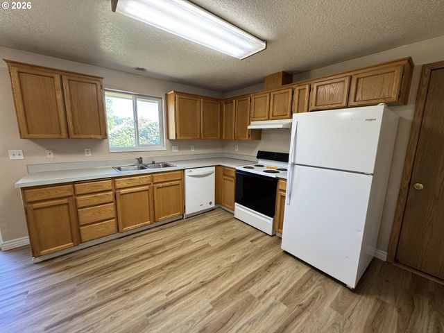 1108 S 11TH Ave, Kelso, WA 98626