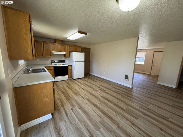 1108 S 11TH Ave, Kelso, WA 98626