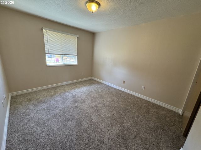 1108 S 11TH Ave, Kelso, WA 98626