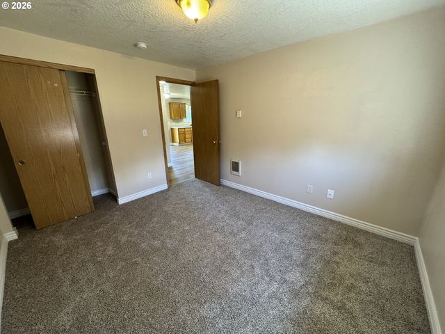 1108 S 11TH Ave, Kelso, WA 98626
