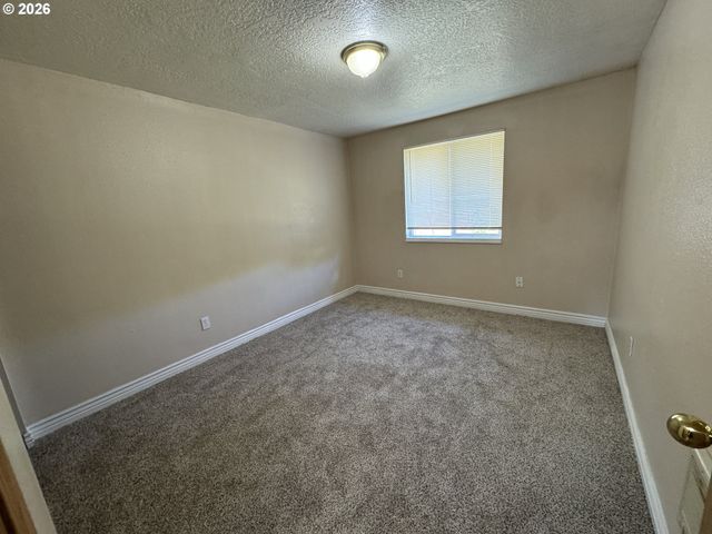 1108 S 11TH Ave, Kelso, WA 98626