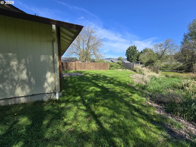 1108 S 11TH Ave, Kelso, WA 98626