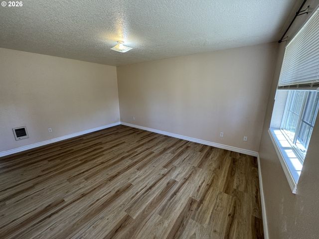 1108 S 11TH Ave, Kelso, WA 98626