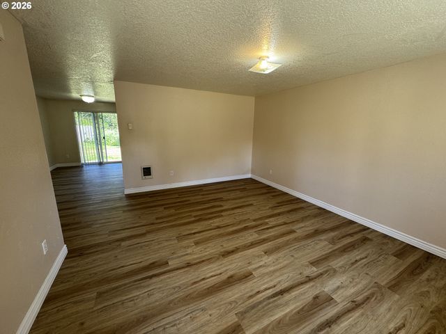 1108 S 11TH Ave, Kelso, WA 98626