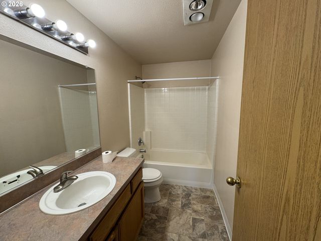 1108 S 11TH Ave, Kelso, WA 98626