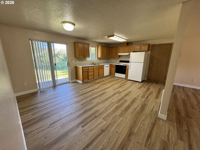 1108 S 11TH Ave, Kelso, WA 98626