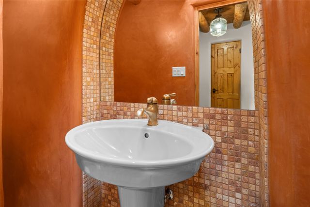 1523 Upper Canyon Road, Santa Fe, NM 87501