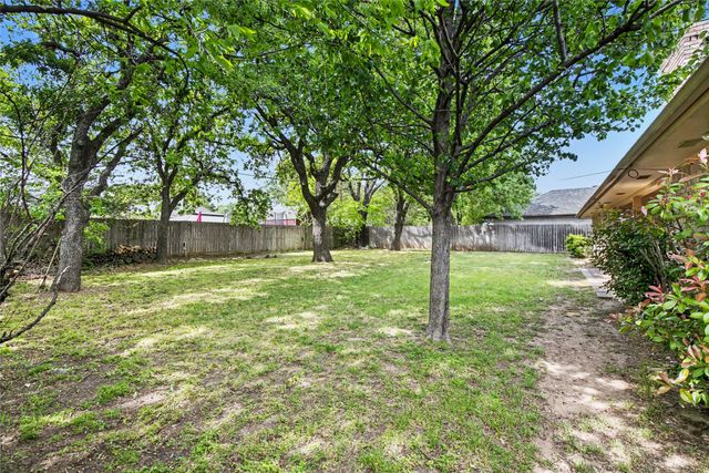 2805 Autumn Drive, Hurst, TX 76054