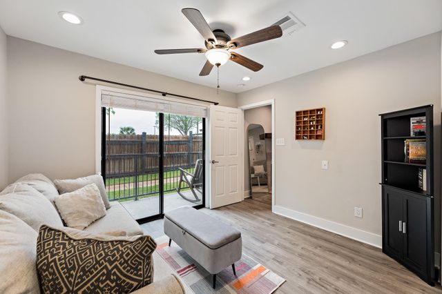 935 La Posada DR 128, Austin, TX 78752
