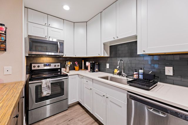 935 La Posada DR 128, Austin, TX 78752