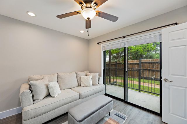 935 La Posada DR 128, Austin, TX 78752