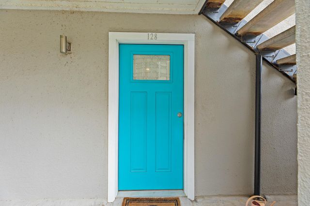 935 La Posada DR 128, Austin, TX 78752