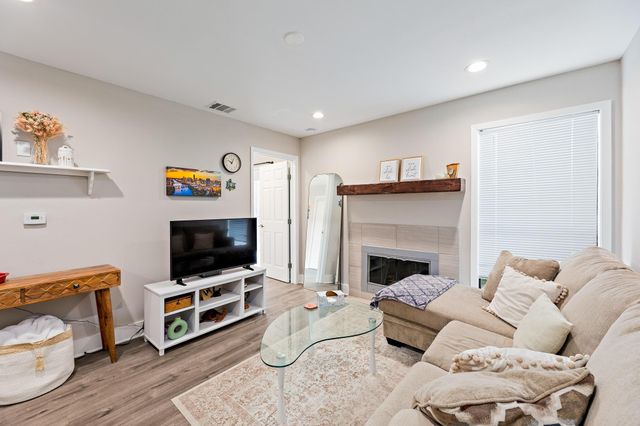935 La Posada DR 128, Austin, TX 78752