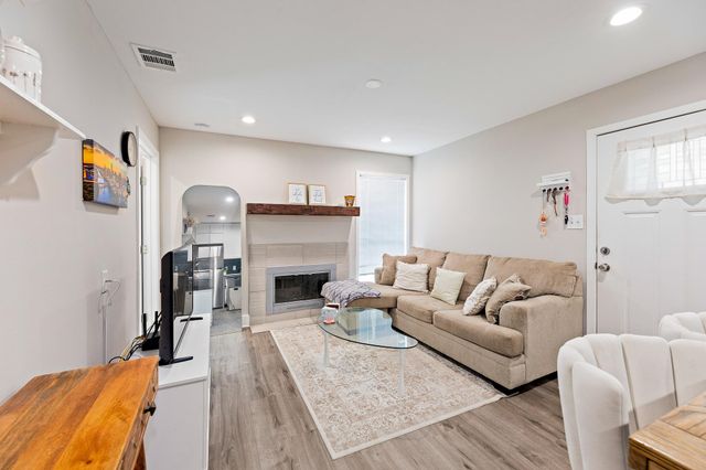 935 La Posada DR 128, Austin, TX 78752