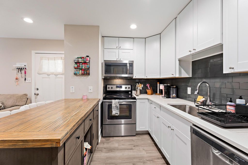 935 La Posada DR 128, Austin, TX 78752
