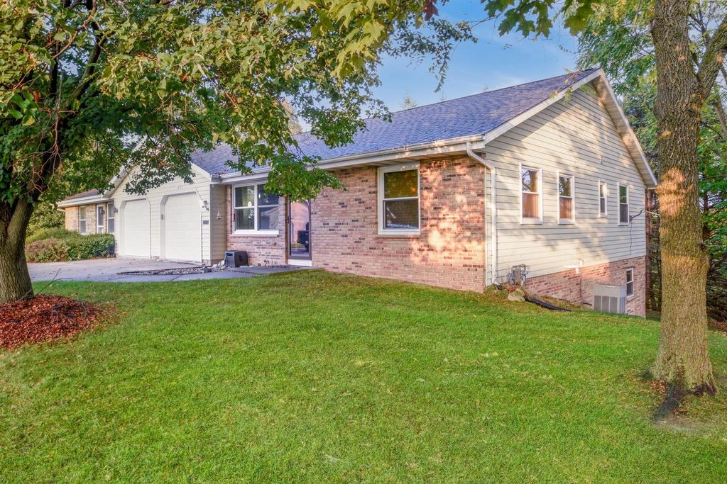 1803 Hilltop DRIVE, West Bend, WI 53095