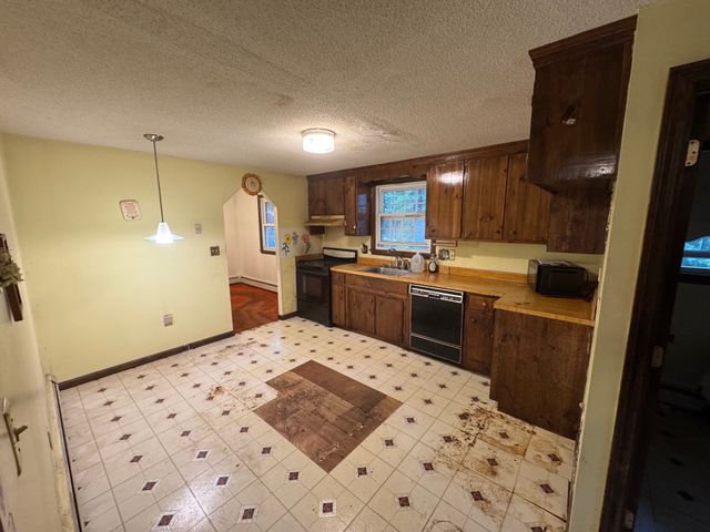 98 Tyler Rd, Tewksbury, MA 01876