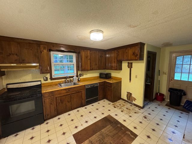 98 Tyler Rd, Tewksbury, MA 01876