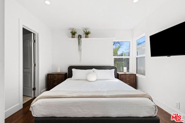 19833 Bassett Street, Winnetka (los Angeles), CA 91306