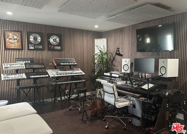 19833 Bassett Street, Winnetka (los Angeles), CA 91306