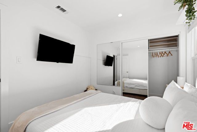 19833 Bassett Street, Winnetka (los Angeles), CA 91306