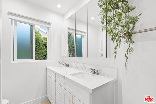 19833 Bassett Street, Winnetka (los Angeles), CA 91306