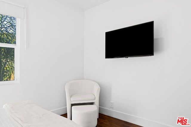 19833 Bassett Street, Winnetka (los Angeles), CA 91306