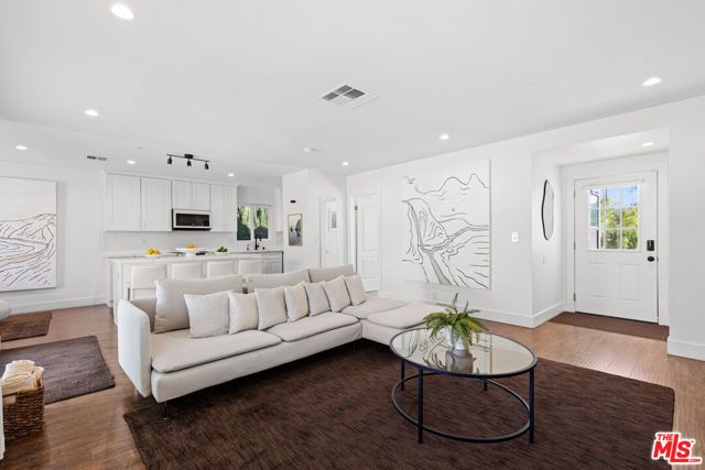 19833 Bassett Street, Winnetka (los Angeles), CA 91306