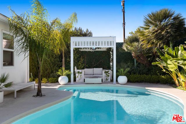 19833 Bassett Street, Winnetka (los Angeles), CA 91306