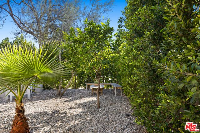 19833 Bassett Street, Winnetka (los Angeles), CA 91306