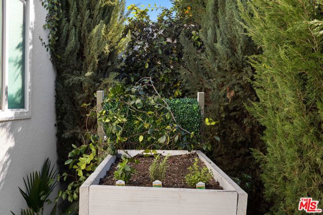 19833 Bassett Street, Winnetka (los Angeles), CA 91306