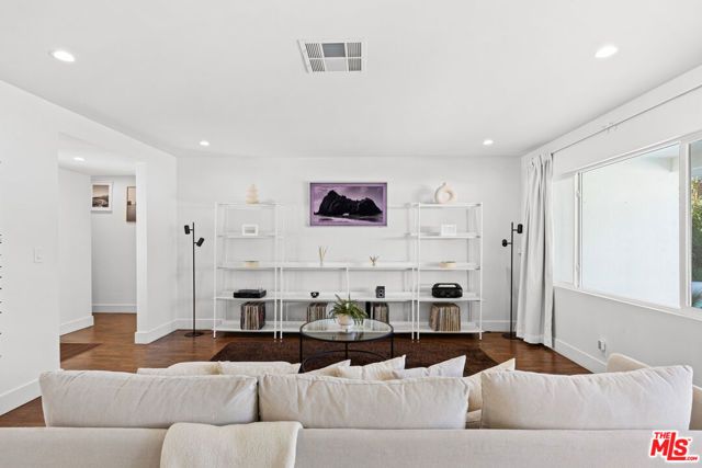 19833 Bassett Street, Winnetka (los Angeles), CA 91306