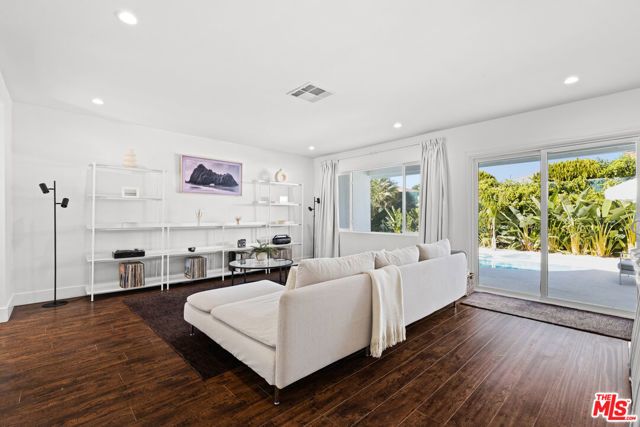 19833 Bassett Street, Winnetka (los Angeles), CA 91306