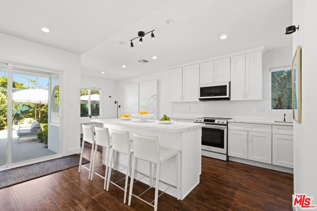 19833 Bassett Street, Winnetka (los Angeles), CA 91306