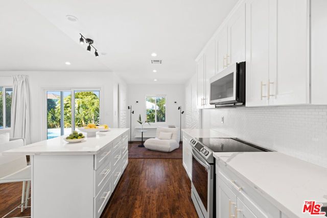 19833 Bassett Street, Winnetka (los Angeles), CA 91306