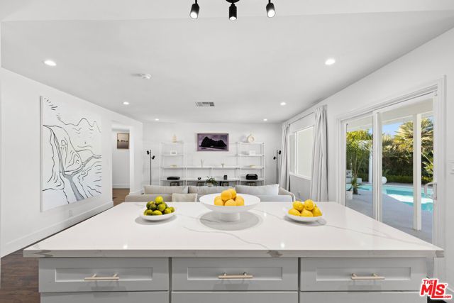 19833 Bassett Street, Winnetka (los Angeles), CA 91306