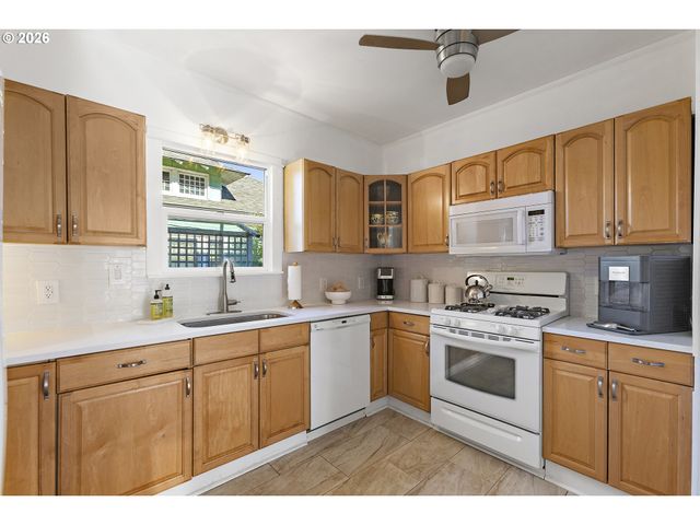 1337 Se LEXINGTON St, Portland, OR 97202