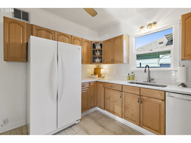 1337 Se LEXINGTON St, Portland, OR 97202