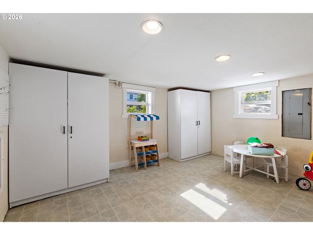 1337 Se LEXINGTON St, Portland, OR 97202