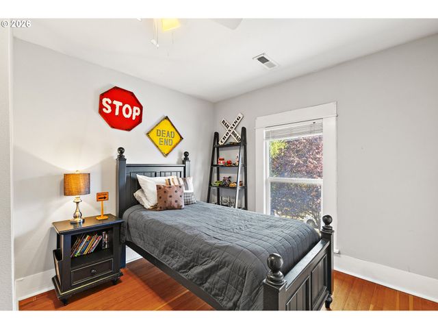 1337 Se LEXINGTON St, Portland, OR 97202