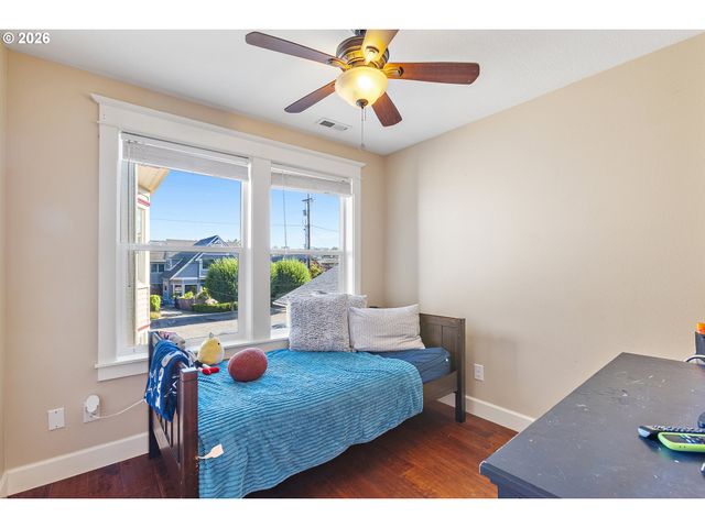 1337 Se LEXINGTON St, Portland, OR 97202