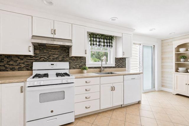 47 Old Colony Ln 240, Marshfield, MA 02050
