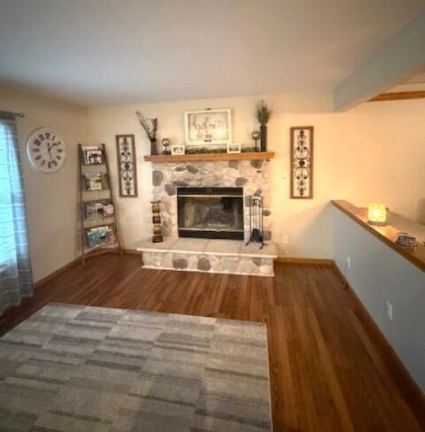 1661 Falcon DRIVE, Hartford, WI 53027
