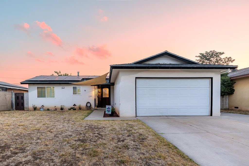 Image 2 of property listing at 61 W Rall, Clovis, CA 93612