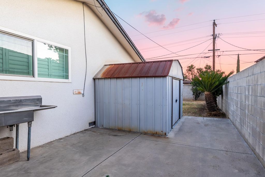 Image 20 of property listing at 61 W Rall, Clovis, CA 93612